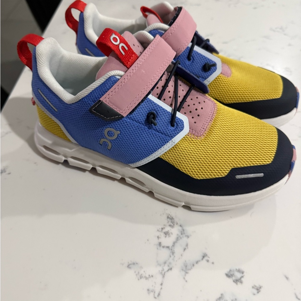 Kids size 3 on cloud play new